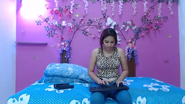 Snapshot of skinnybarbie022 chatting on February 6, 2026, 2:51 am skinnybarbie022 online show from February 6, 2026, 2:51 am