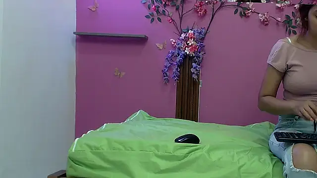 skinnybarbie022 online show from October 28, 2025, 1:06 am