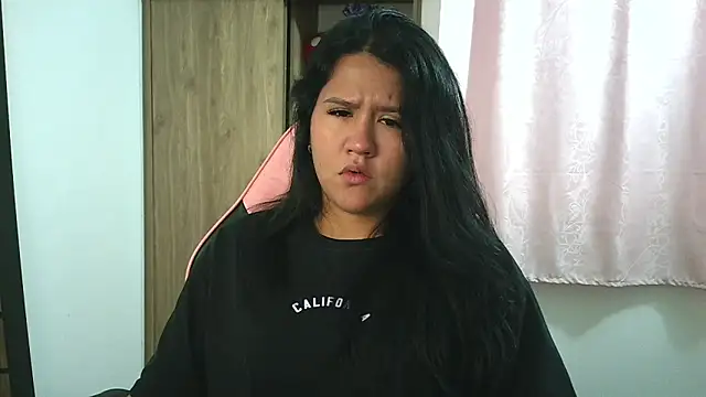 Oliviawatson1 online show from November 4, 2025, 12:31 pm