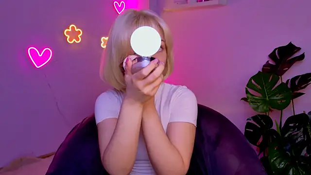 Snapshot of Charlotte_Colinss chatting on April 5, 2026, 5:36 am Charlotte Colinss online show from April 5, 2026, 5:36 am