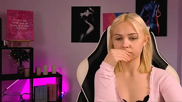 Charlotte Colinss online show from November 6, 2025, 2:48 am