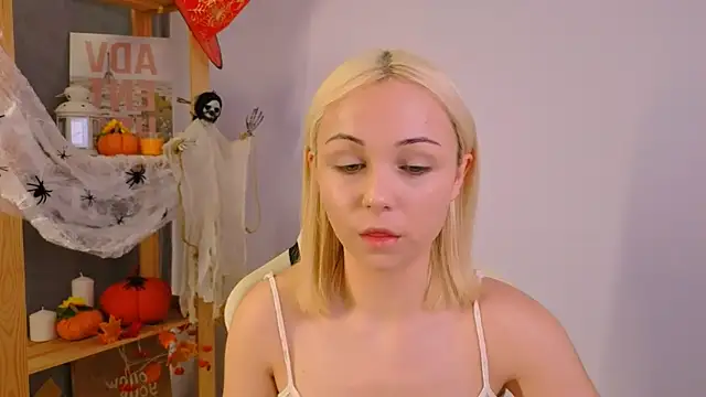 Charlotte Colinss online show from October 22, 2025, 4:56 am