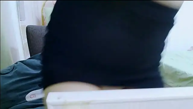 Snapshot of Winnie-01 chatting on May 19, 2026, 12:59 am Winnie-01 online show from May 19, 2026, 12:59 am