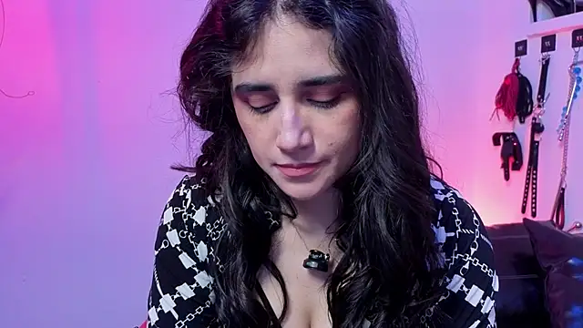 elowen halley1 online show from February 17, 2026, 8:28 pm