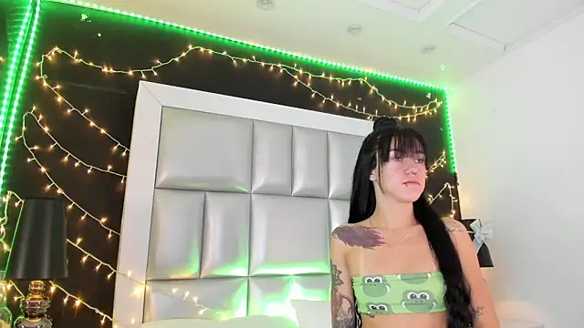 Snapshot of athziry_g chatting on February 18, 2026, 3:19 pm athziry g online show from February 18, 2026, 3:19 pm