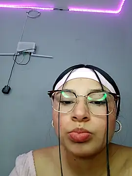 Snapshot of Anne_Mia chatting on November 9, 2025, 9:35 am Anne Mia online show from November 9, 2025, 9:35 am