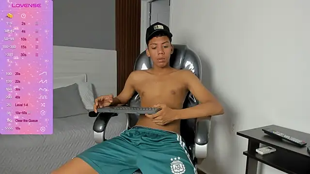 Brunette  boy online show from November 15, 2025, 3:21 am