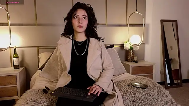 Lina Montclair online show from March 10, 2026, 7:51 pm