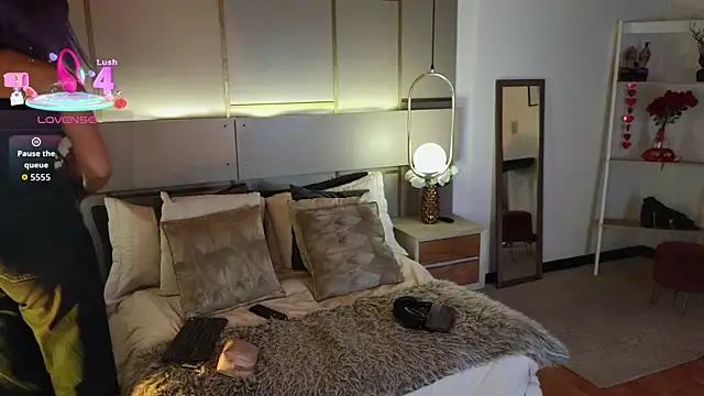 Lina Montclair online show from March 31, 2026, 7:27 pm