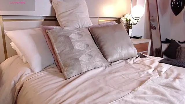 Lina Montclair online show from November 5, 2025, 7:28 pm