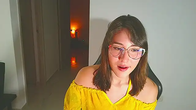 Yulienneg online show from April 14, 2026, 12:48 am