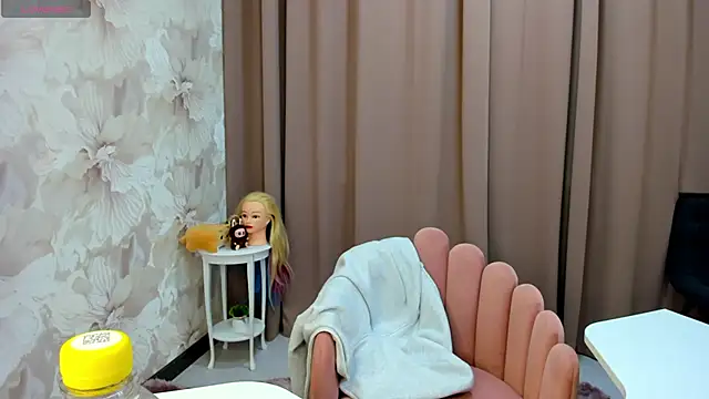 cute luucy online show from October 24, 2025, 2:43 am