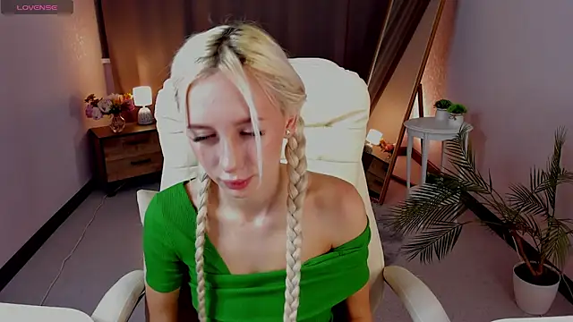 cute luucy online show from March 18, 2026, 3:42 am