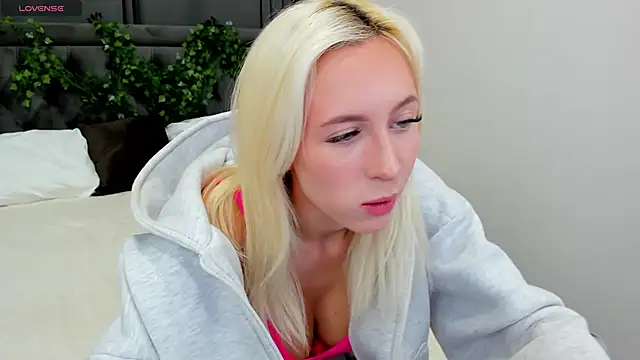 cute luucy online show from November 17, 2025, 2:59 am