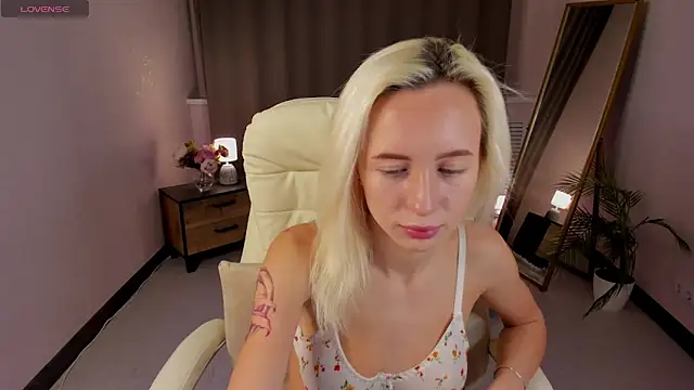 cute luucy online show from February 19, 2026, 3:36 am