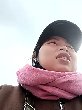 Snapshot of PhamPhung chatting on November 19, 2025, 4:12 am PhamPhung online show from November 19, 2025, 4:12 am