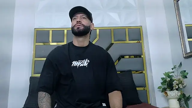 Snapshot of yorbymaxx chatting on December 18, 2025, 2:54 pm yorbymaxx online show from December 18, 2025, 2:54 pm