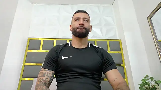 Snapshot of yorbymaxx chatting on November 4, 2025, 2:43 pm yorbymaxx online show from November 4, 2025, 2:43 pm