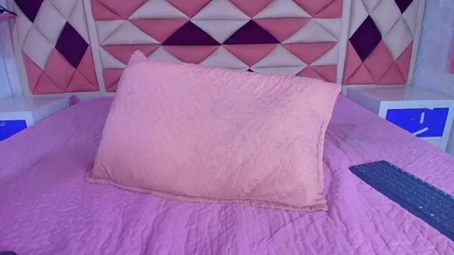 Snapshot of valecastro_ chatting on September 13, 2025, 7:25 pm valecastro  online show from September 13, 2025, 7:25 pm