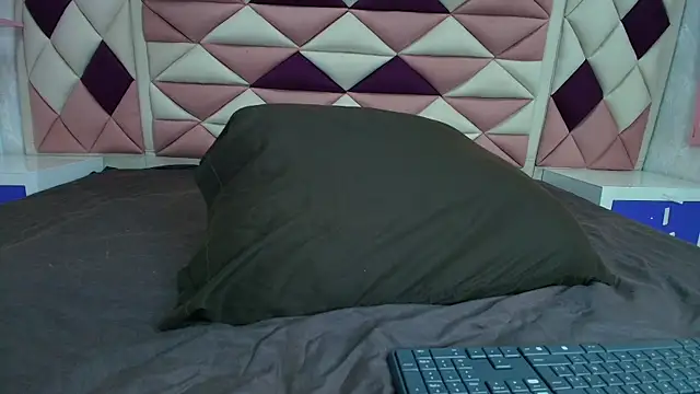 Snapshot of valecastro_ chatting on October 11, 2025, 7:15 pm valecastro  online show from October 11, 2025, 7:15 pm