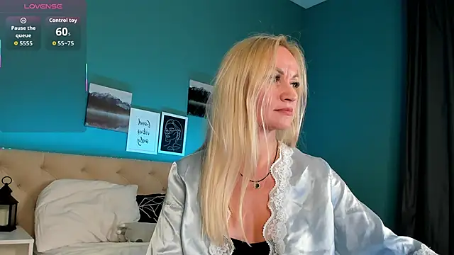 KiraSun online show from September 24, 2025, 12:22 pm