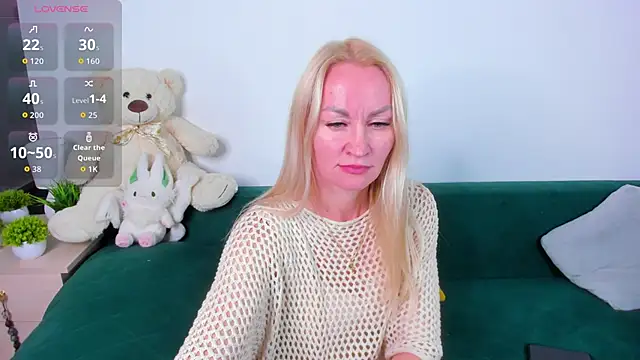 KiraSun online show from November 17, 2025, 12:09 pm