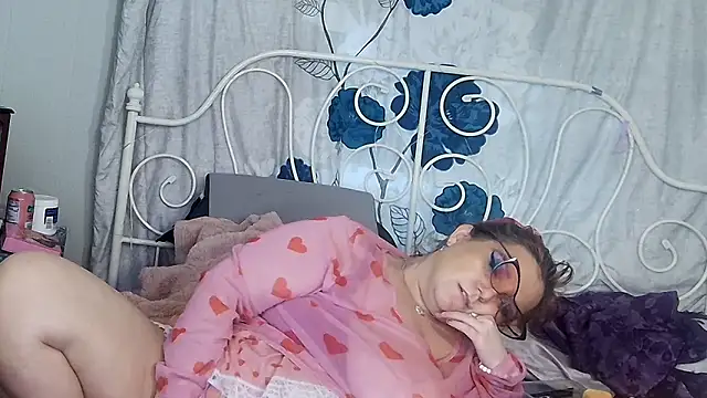 g0lden are0las89 online show from April 18, 2026, 6:54 pm