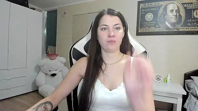 EmiLovsi online show from October 9, 2025, 7:36 pm