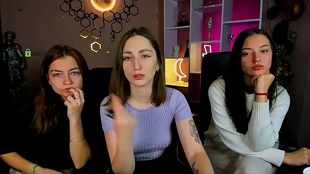 eva smiith  online show from December 22, 2025, 7:08 am