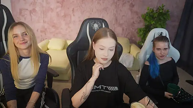 Snapshot of Esmie_Smile chatting on September 15, 2025, 2:50 pm Esmie Smile online show from September 15, 2025, 2:50 pm