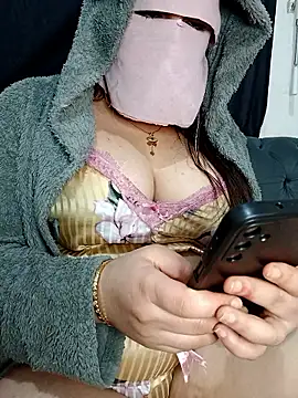 Snapshot of Queen-15 chatting on January 17, 2026, 10:46 pm Queen-15 online show from January 17, 2026, 10:46 pm