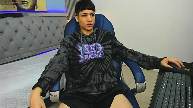 Snapshot of SamBlack_ chatting on February 10, 2026, 3:44 pm SamBlack online show from February 10, 2026, 3:44 pm