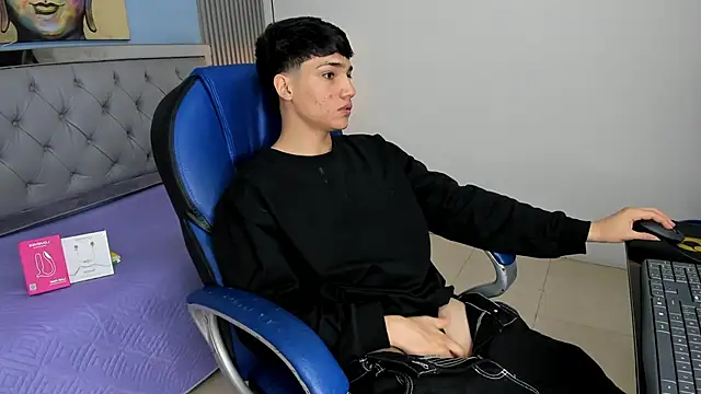 Snapshot of SamBlack_ chatting on April 15, 2026, 12:42 pm SamBlack online show from April 15, 2026, 12:42 pm