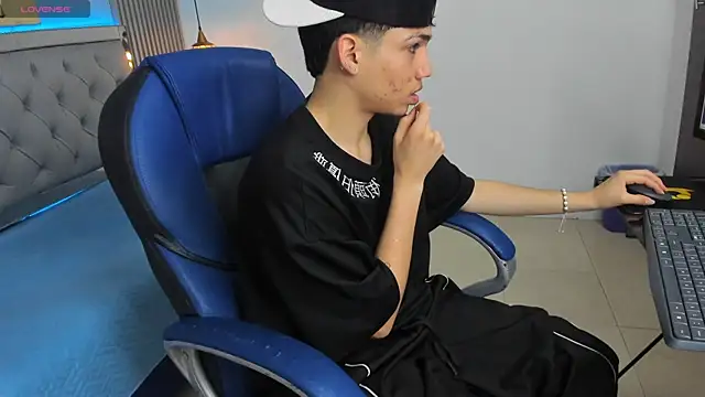 Snapshot of SamBlack_ chatting on April 9, 2026, 12:44 pm SamBlack online show from April 9, 2026, 12:44 pm