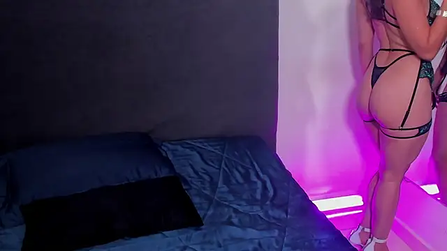 saramikaelson online show from December 19, 2025, 8:11 pm