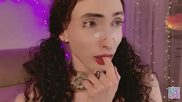 Snapshot of Queen_of_tease chatting on May 5, 2026, 12:24 am Queen of tease online show from May 5, 2026, 12:24 am