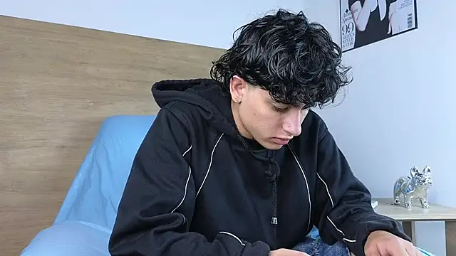 Stiven Benet  online show from November 11, 2025, 12:44 pm