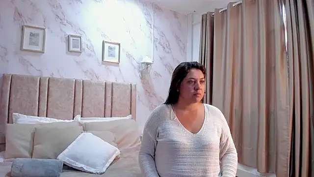 Snapshot of Paula_And chatting on October 25, 2025, 7:58 pm Paula And online show from October 25, 2025, 7:58 pm