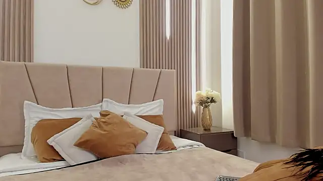 Snapshot of Paula_And chatting on December 20, 2025, 8:22 pm Paula And online show from December 20, 2025, 8:22 pm