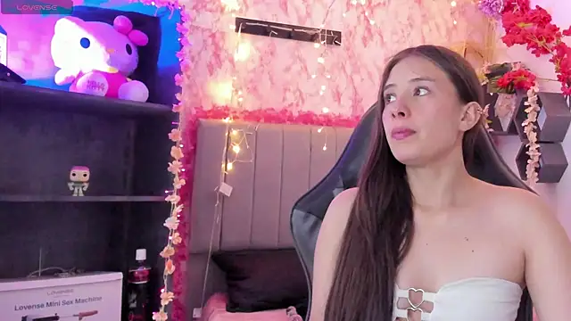 Scarlett21   online show from April 15, 2026, 7:18 pm