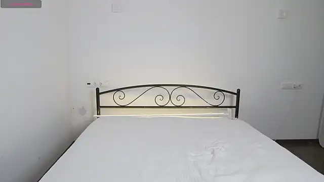 AlexsisFaee online show from April 14, 2026, 6:51 am