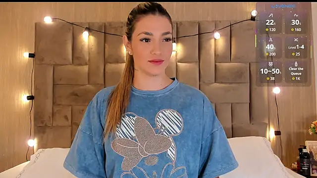 ClaradelMar online show from November 18, 2025, 10:40 am