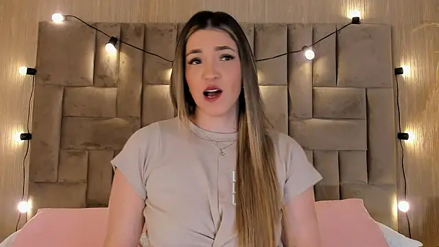 ClaradelMar online show from October 5, 2025, 10:50 am