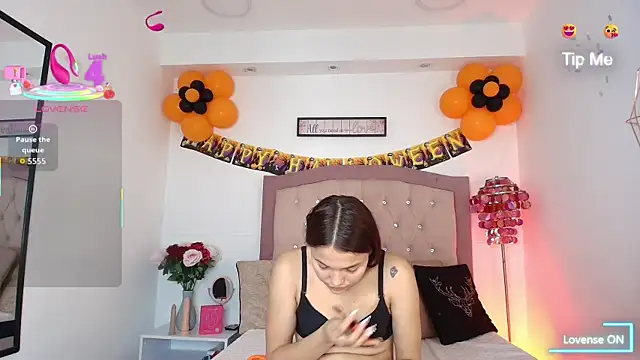 Snapshot of AmelieAndAce chatting on October 16, 2025, 1:08 pm AmelieAndAce online show from October 16, 2025, 1:08 pm