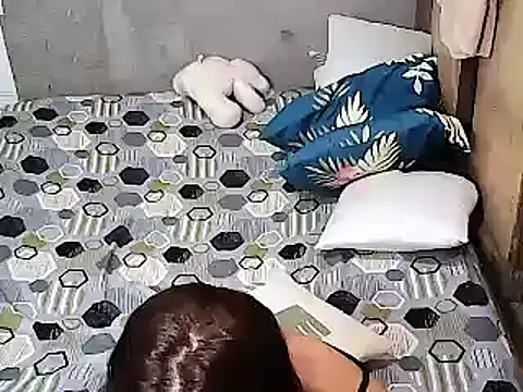 xxhottinybabe online show from April 19, 2026, 3:13 pm