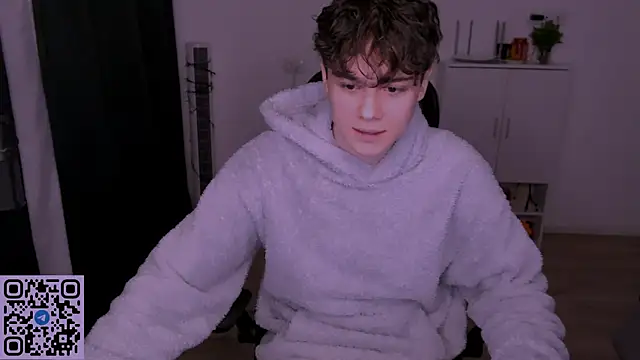 Tom-Eros online show from April 17, 2026, 8:00 pm