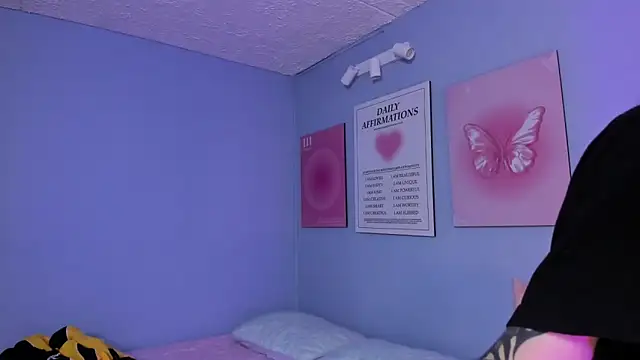 Hannahpage online show from March 30, 2026, 12:50 pm