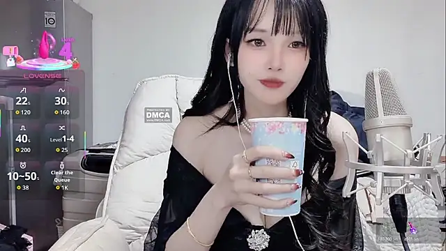 twlilybae online show from April 1, 2026, 11:44 am