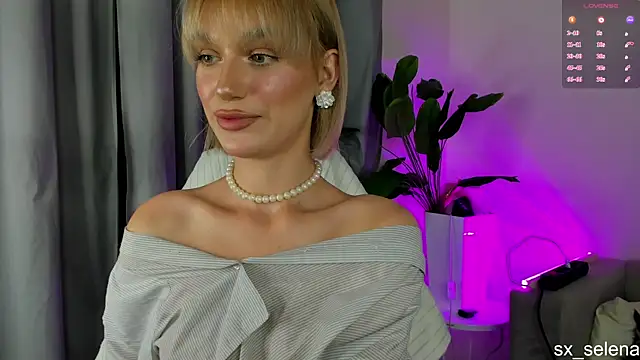 Ice Strawberry online show from July 11, 2026, 2:12 am