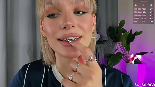 Ice Strawberry online show from July 2, 2026, 3:23 am